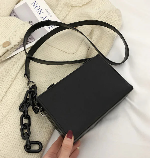 Chic Vintage Chain Bag with Decorative Design